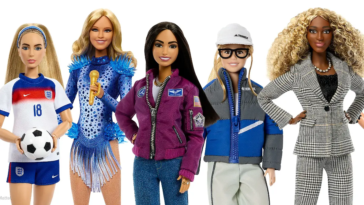 Helene Fischer (2.v.l.) wird mit einer Barbie-Puppe geehrt.