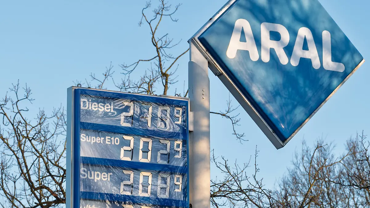 Benzin und Diesel über zwei Euro - Energiepreise steigen Oldenburg, Deutschland, 04.03.2026: Kraftstoffpreise über zwei Euro pro Liter an einer Tankstelle. Entwicklungen auf dem globalen Ölmarkt und politische Spannungen im Nahen Osten, insbesondere rund um die wichtige Öltransportroute Straße von Hormus, wirken sich auf die Energiepreise aus. Symbolbild. *** Petrol and diesel over two euros Energy prices rise Oldenburg, Germany, 04 03 2026 Fuel prices over two euros per liter at a filling station Developments on the global oil market and political tensions in the Middle East, particularly around the important oil transport route Strait of Hormuz, are having an impact on energy prices Symbolic image