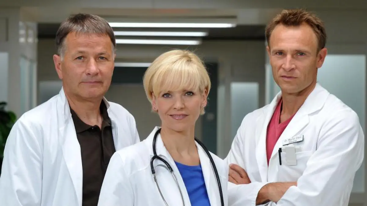 Rühmann, Loewig und Bettermann stehen an einem Fernsehset