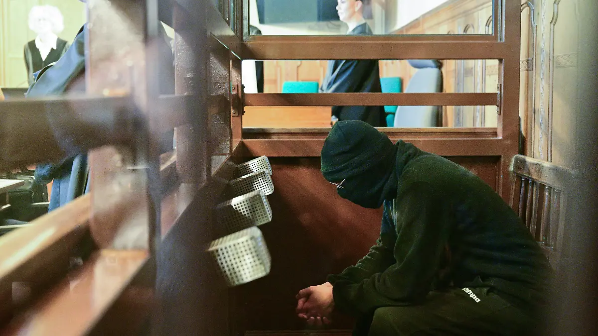 Der Angeklagte Wassim Al M. sitzt zu Prozessbeginn im Saal des Kriminalgerichts Moabit. (zu dpa: «Messerattacke am Holocaust-Mahnmal - Opfer wird befragt») +++ dpa-Bildfunk +++