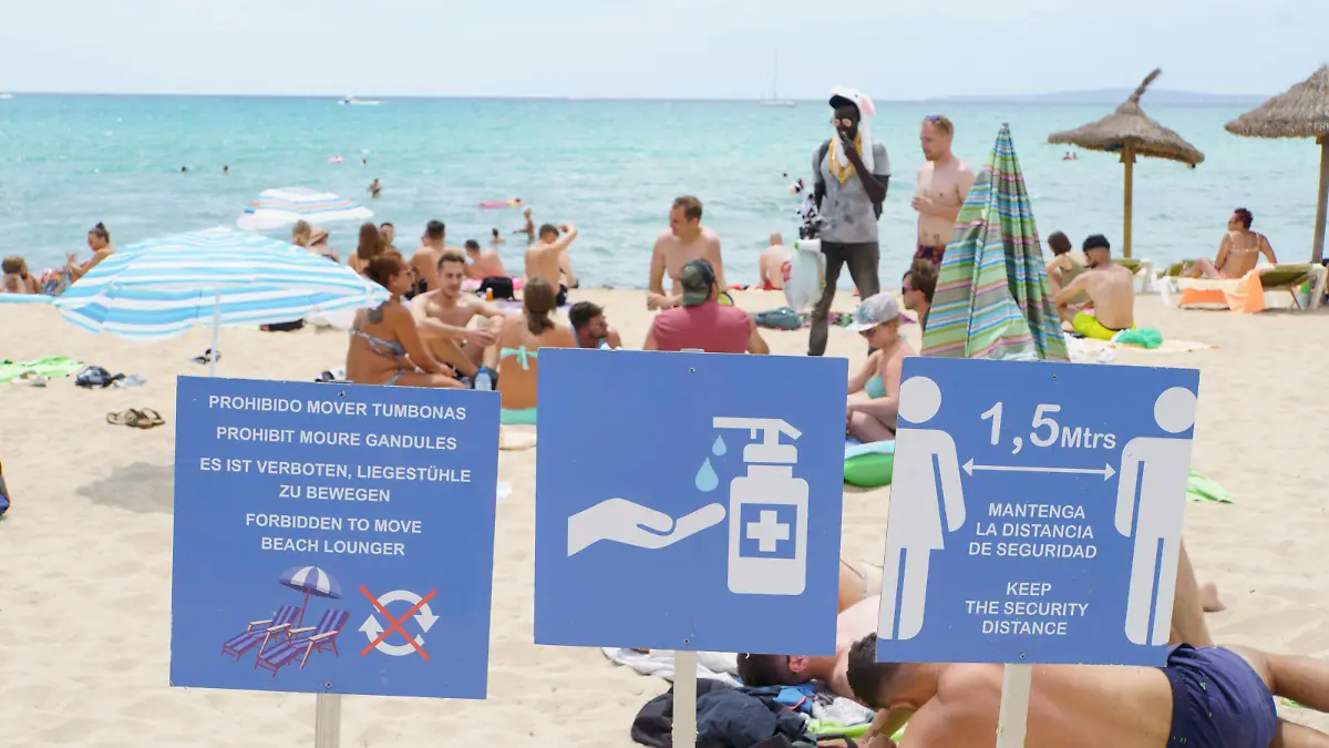 Playa de Palma auf Mallorca im zweiten Jahr der Corona-Pandemie Hochsaison Sommer 2021 - Hinweisschilder an der Playa de Palma zu Hygienekonzept und Abständen -Playa de Palma auf Mallorca im zweiten Jahr der Corona-Pandemie Hochsaison Sommer 2021 - Hinweisschilder an der Playa de Palma zu Hygienekonzept und Abständen -, Mallorca Balearische Inseln Spanien Playa de Palma *** Playa de Palma in Mallorca in the second year of the Corona pandemic high season summer 2021 signs at the Playa de Palma to hygiene concept and distances Playa de Palma in Mallorca in the second year of the Corona pandemic high season summer 2021 signs at the Playa de Palma to hygiene concept and distances , Majorca Balearic Islands Spain Playa de Palma