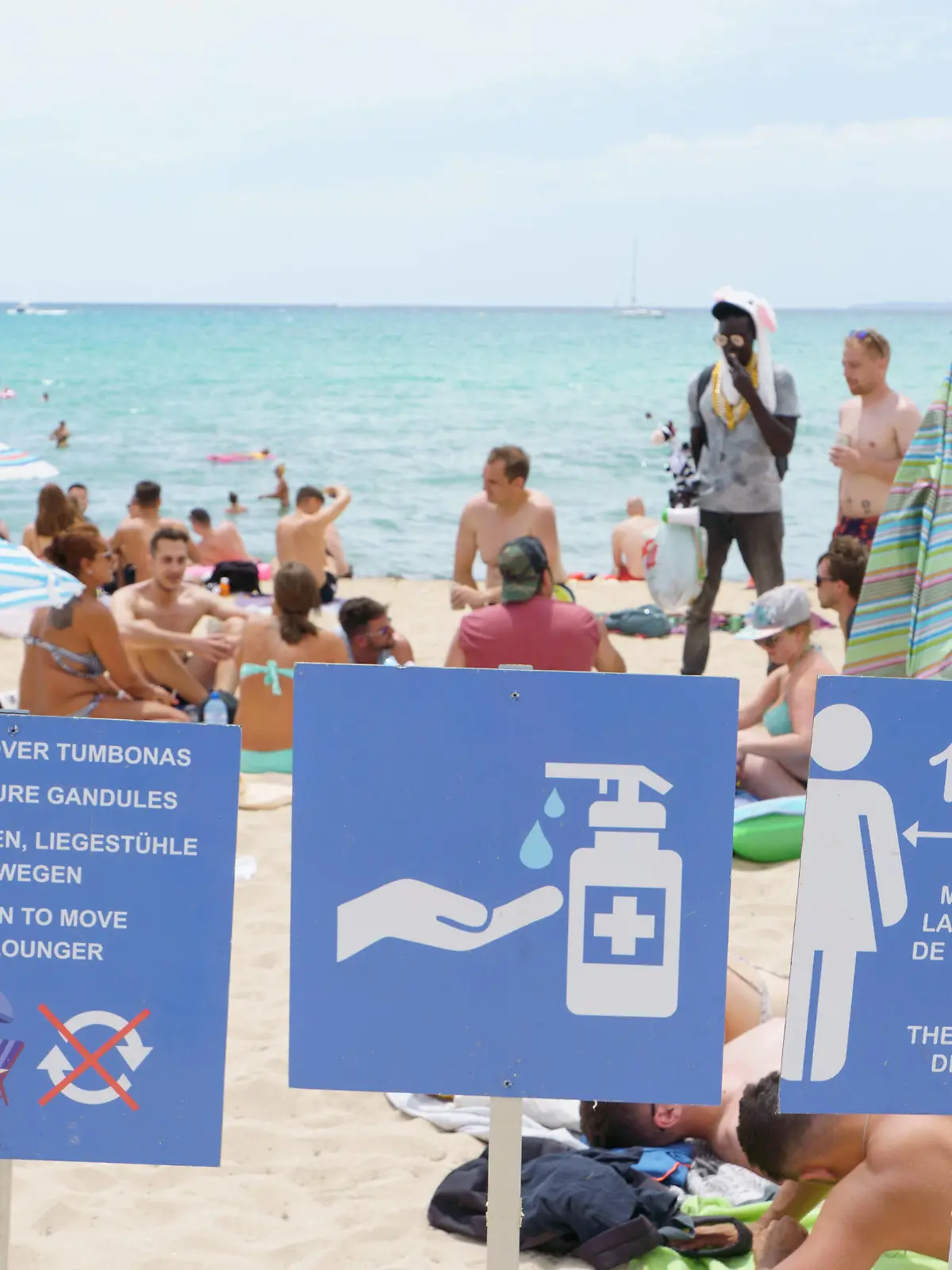 Playa de Palma auf Mallorca im zweiten Jahr der Corona-Pandemie Hochsaison Sommer 2021 - Hinweisschilder an der Playa de Palma zu Hygienekonzept und Abständen -Playa de Palma auf Mallorca im zweiten Jahr der Corona-Pandemie Hochsaison Sommer 2021 - Hinweisschilder an der Playa de Palma zu Hygienekonzept und Abständen -, Mallorca Balearische Inseln Spanien Playa de Palma *** Playa de Palma in Mallorca in the second year of the Corona pandemic high season summer 2021 signs at the Playa de Palma to hygiene concept and distances Playa de Palma in Mallorca in the second year of the Corona pandemic high season summer 2021 signs at the Playa de Palma to hygiene concept and distances , Majorca Balearic Islands Spain Playa de Palma 