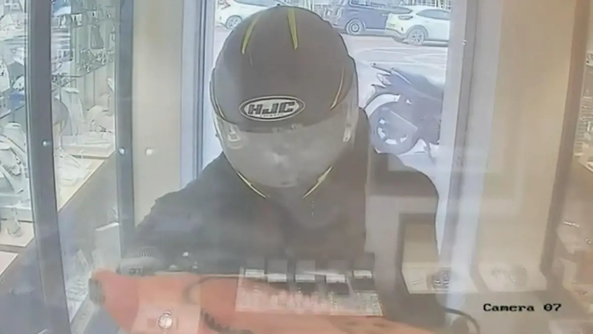 Juwelier brutal ausgeraubt! Maskierte brechen mit Kreissäge ein – mitten am Tag! Polizei sucht nach Tätern