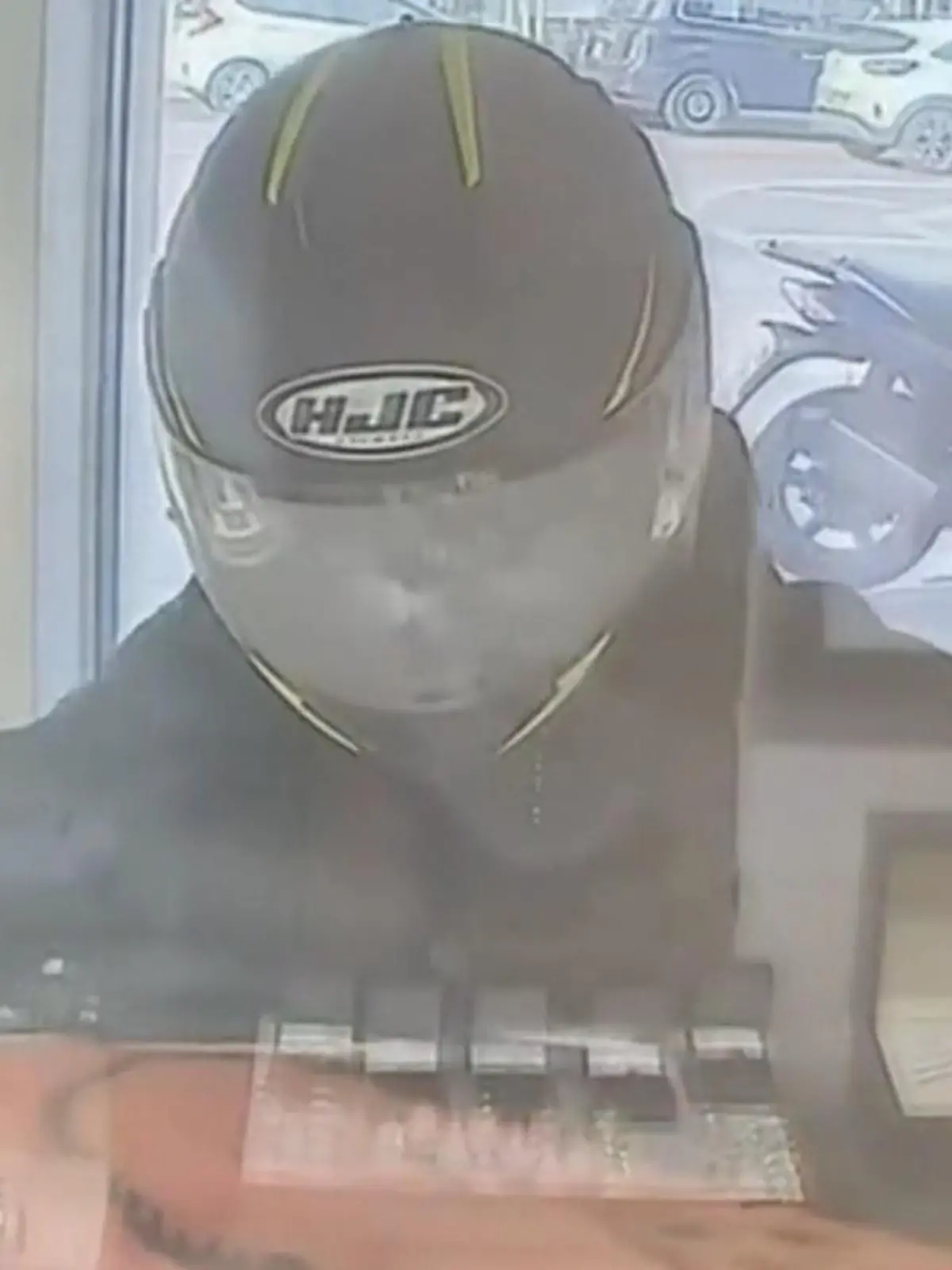 Bild zu: "Juwelier brutal ausgeraubt! Maskierte brechen mit Kreissäge ein – mitten am Tag!"