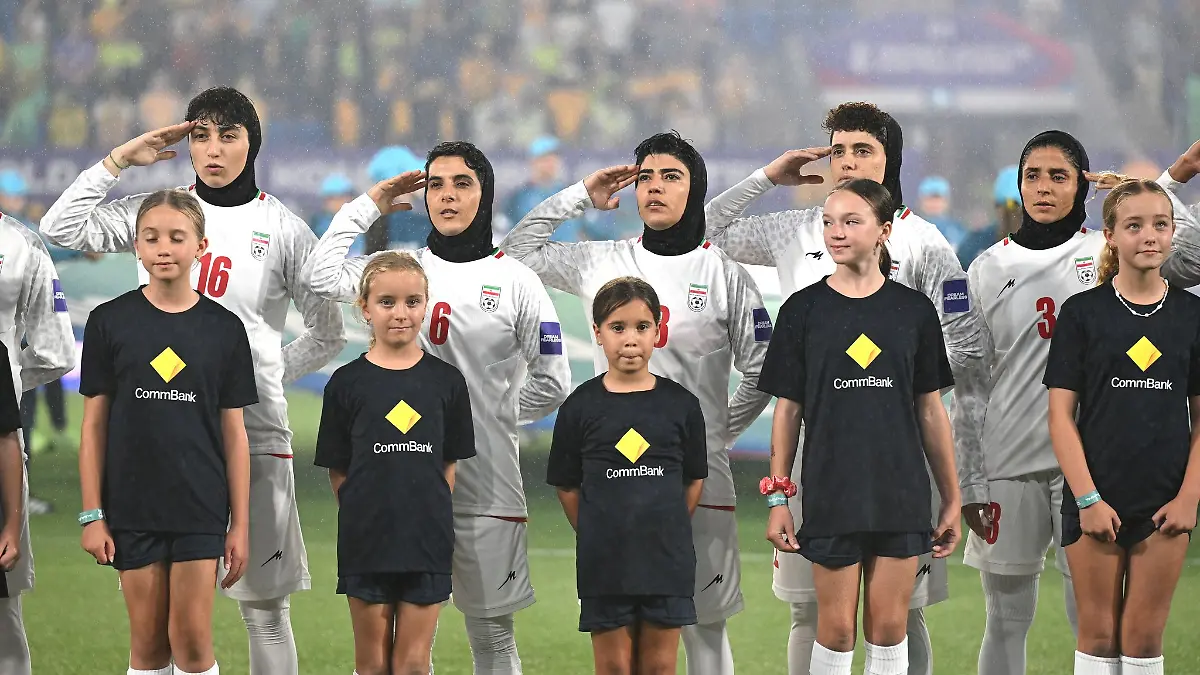Salutieren vor dem Spiel: Das iranische Team bei der Fußball-Asienmeisterschaft der Frauen in Australien.