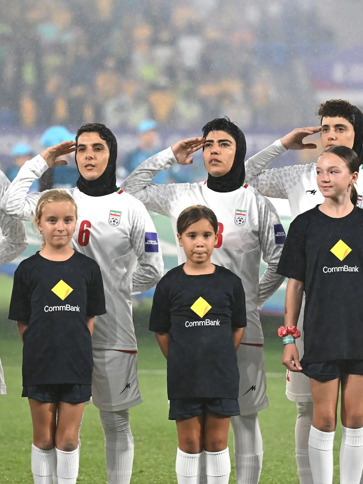 Bild zu: "Iranische Fußballerinnen salutieren bei Nationalhymne"