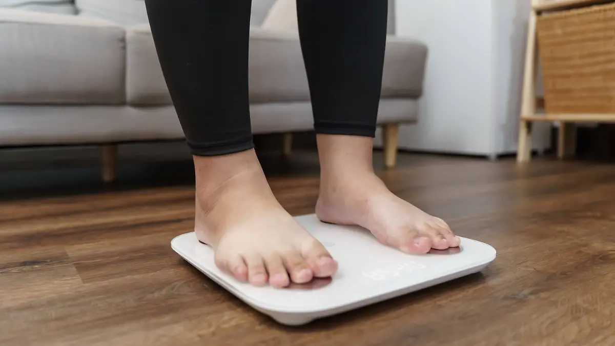 Fat diet and scale feet standing on electronic scales for weight control. Measurement instrument in kilogram for a diet control. Fat diet and scale feet standing on electronic scales for weight control. Measurement instrument in kilogram for a diet control LicenseRF 20592821 Copyright: xZoonar.com/SirijitxJongcharoenkulchaix 20592821