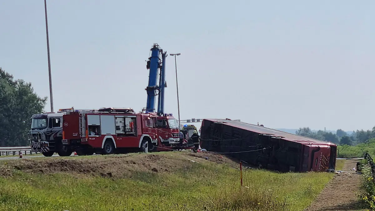 25.07.2021, Kroatien, Slavonski Brod: Rettungskräfte sind an der Stelle eines Busunfalls in der Nähe von Slavonski Brod im Einsatz. Bei einem Busunglück im kroatischen Slavonski Brod sind am Sonntag mindestens zehn Menschen ums Leben gekommen, 45 weitere wurden verletzt. Foto: Luka Safundzic/SBONLINE/AP/dpa +++ dpa-Bildfunk +++