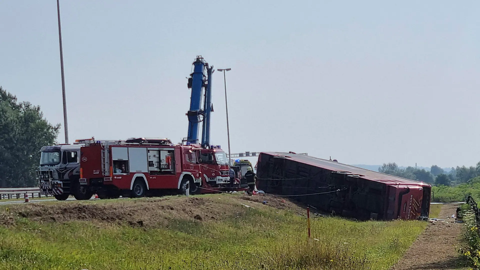 25.07.2021, Kroatien, Slavonski Brod: Rettungskräfte sind an der Stelle eines Busunfalls in der Nähe von Slavonski Brod im Einsatz. Bei einem Busunglück im kroatischen Slavonski Brod sind am Sonntag mindestens zehn Menschen ums Leben gekommen, 45 weitere wurden verletzt. Foto: Luka Safundzic/SBONLINE/AP/dpa +++ dpa-Bildfunk +++