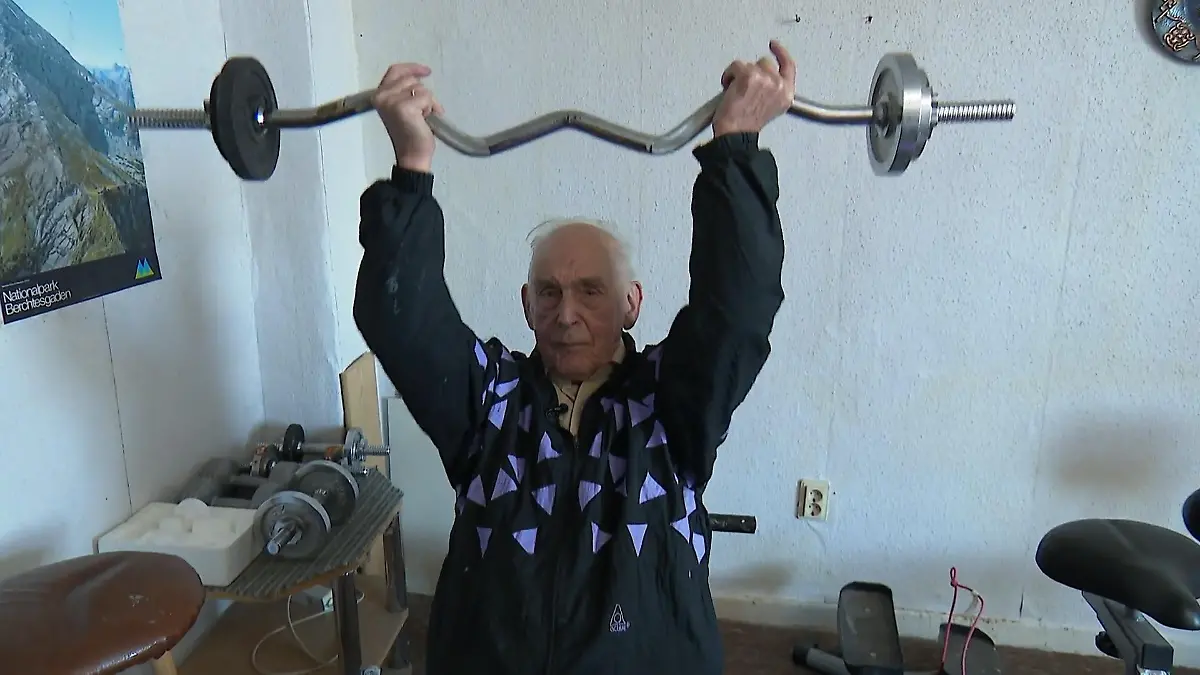 Johann (100) trainiert fürs Sportabzeichen Fit im hohen Alter