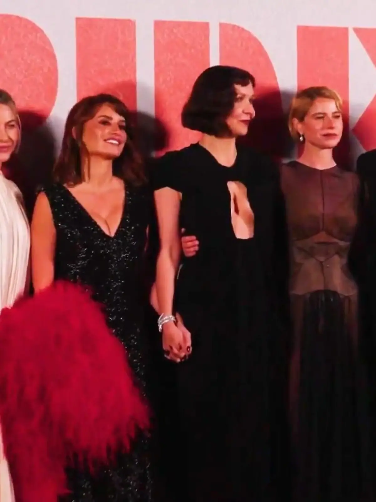 Bild zu: "„The Bride“ startet in den Kinos"