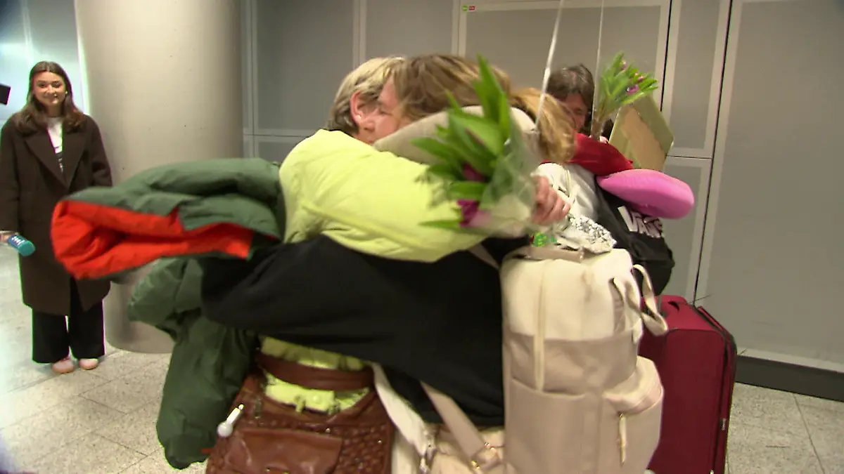 Nach 600 Kilometern durch die Wüste fallen Roja und Lara ihren Mamas endlich in die Arme „Wir konnten ja nicht am Telefon losweinen”