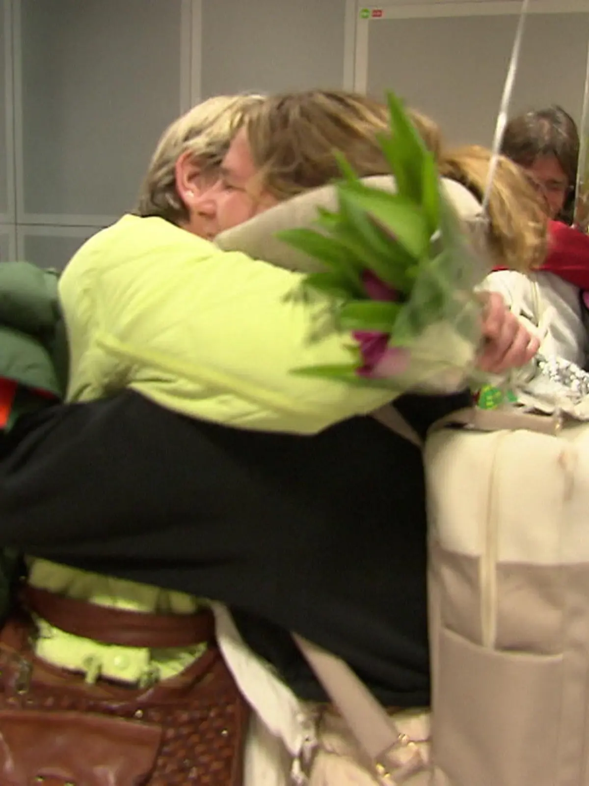 Bild zu: "Nach 600 Kilometern durch die Wüste fallen Roja und Lara ihren Mamas endlich in die Arme"