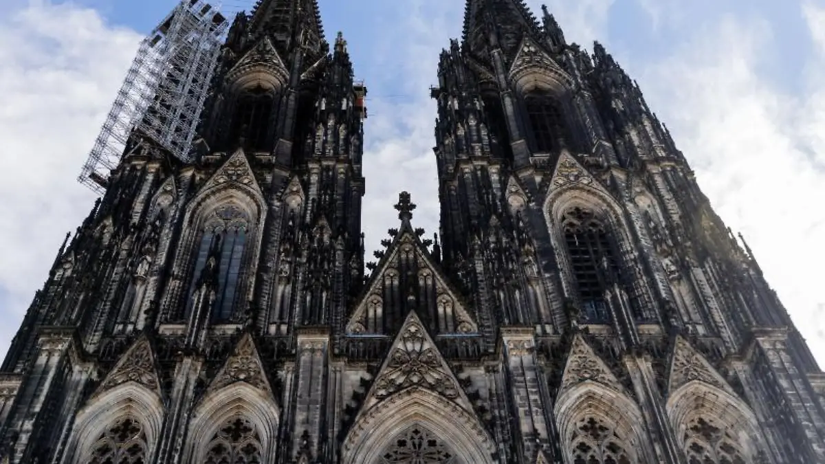 Der Kölner Dom wird Touristen in Zukunft Eintritt kosten (Archivbild).