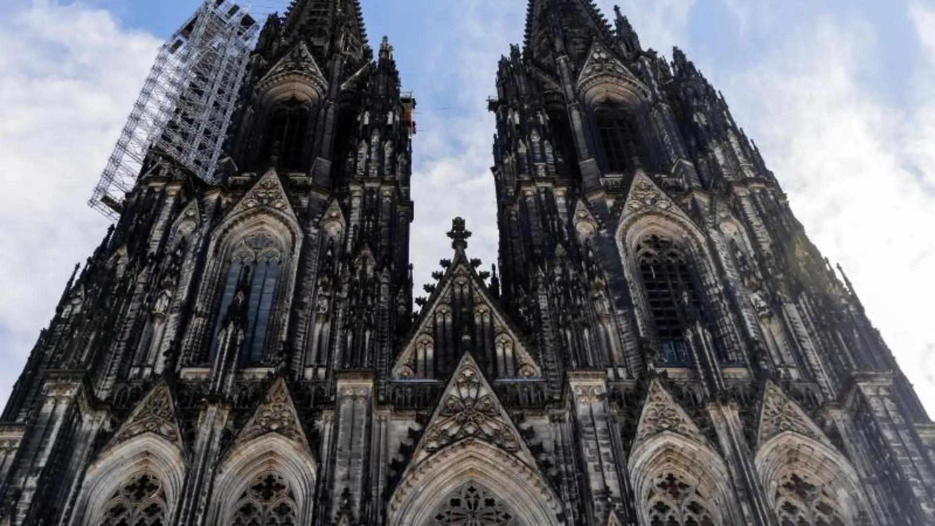 Der Kölner Dom wird Touristen in Zukunft Eintritt kosten (Archivbild).