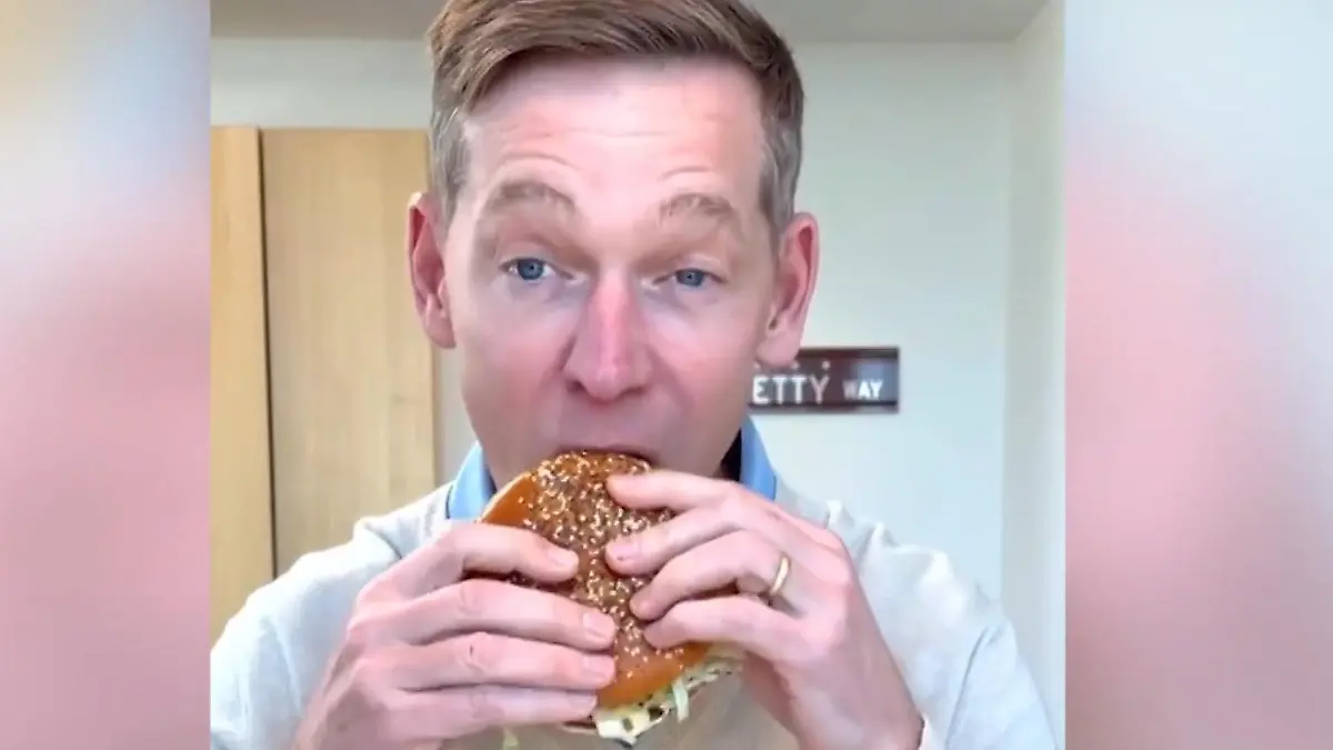 Bild zu: "Fehlbiss! McDonald’s Chef blamiert sich in Werbe-Clip"