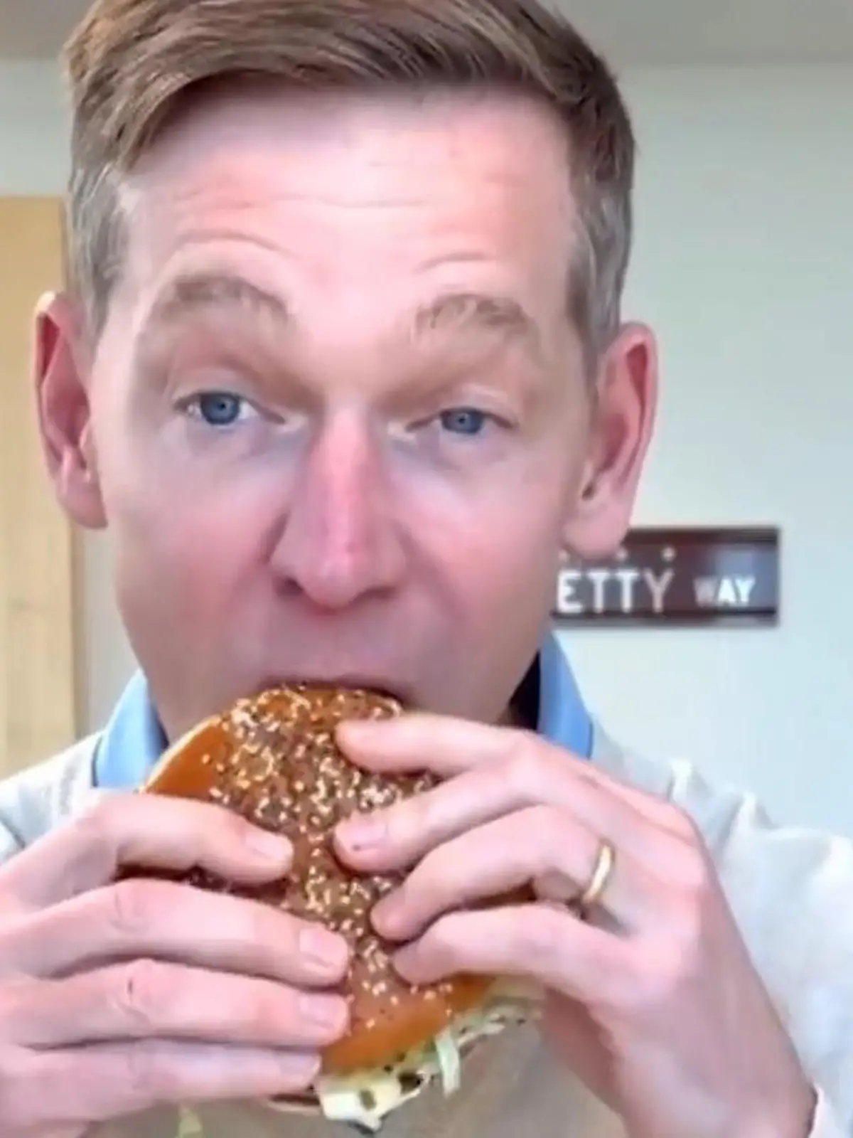 Bild zu: "Peinlicher Werbe-Fail! McDonald's-CEO stellt neuen Burger vor – doch ALLE verspotten ihn"