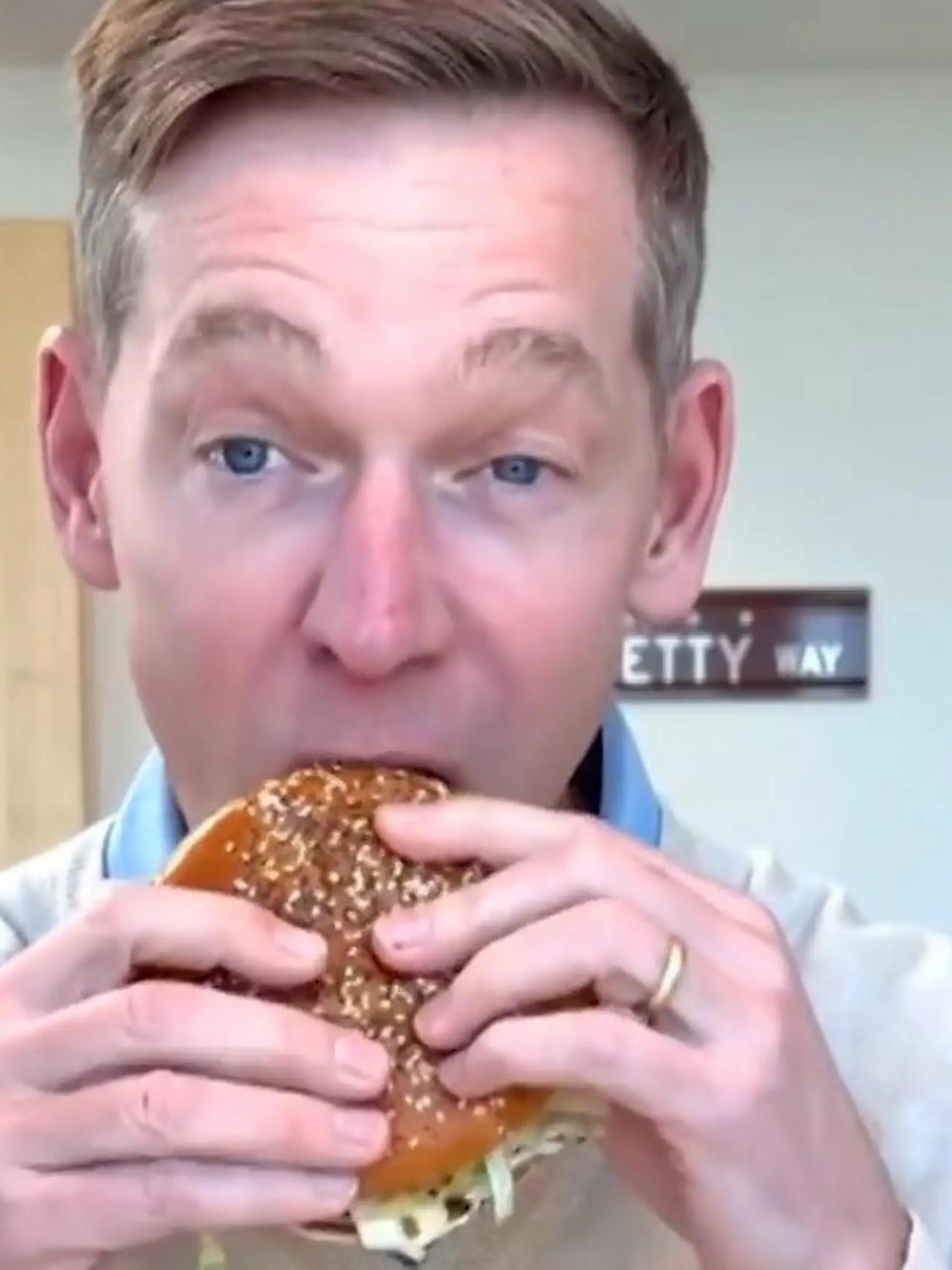 Bild zu: "Peinlicher Werbe-Fail! McDonald's-CEO stellt neuen Burger vor – doch ALLE verspotten ihn"
