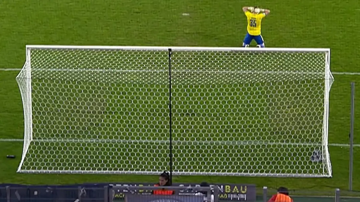 Schock bei Drittliga-Spiel! Böller explodiert – Torwart muss ins Krankenhaus Fußball wird zur Nebensache