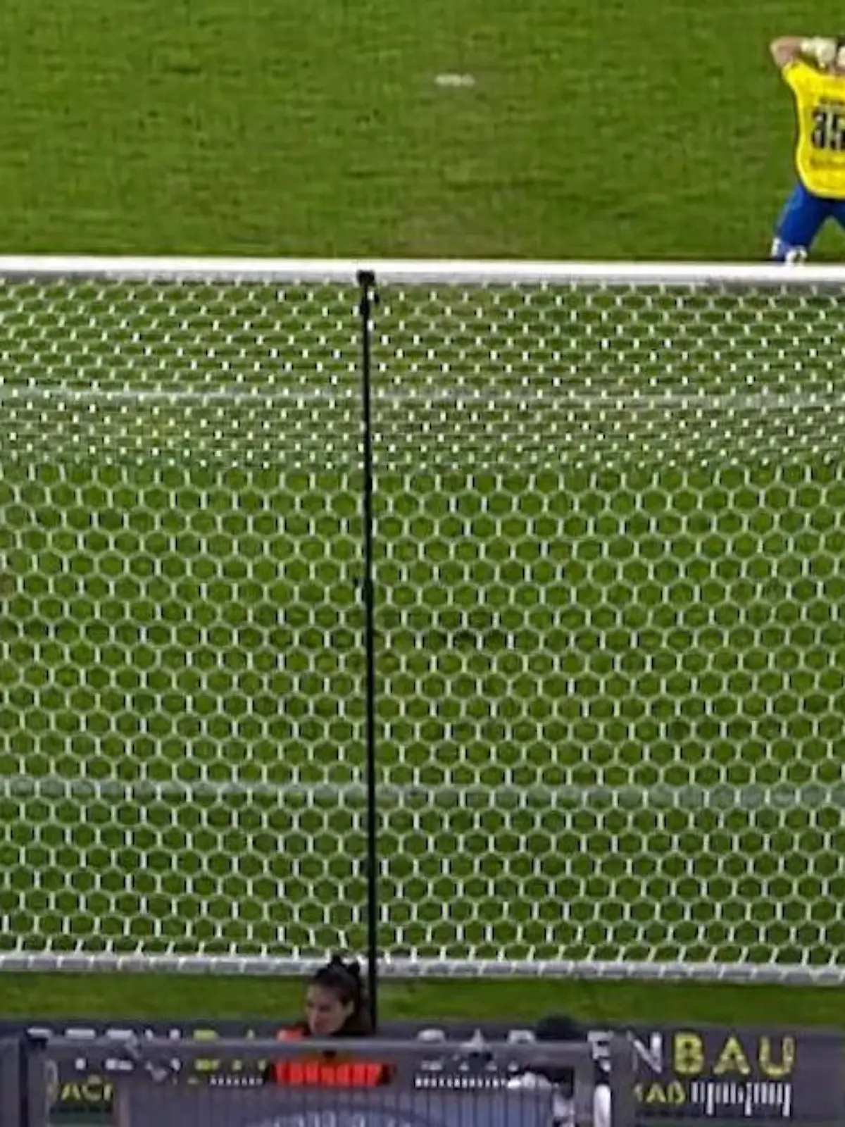 Bild zu: "Schock bei Drittliga-Spiel! Böller explodiert – Torwart muss ins Krankenhaus"