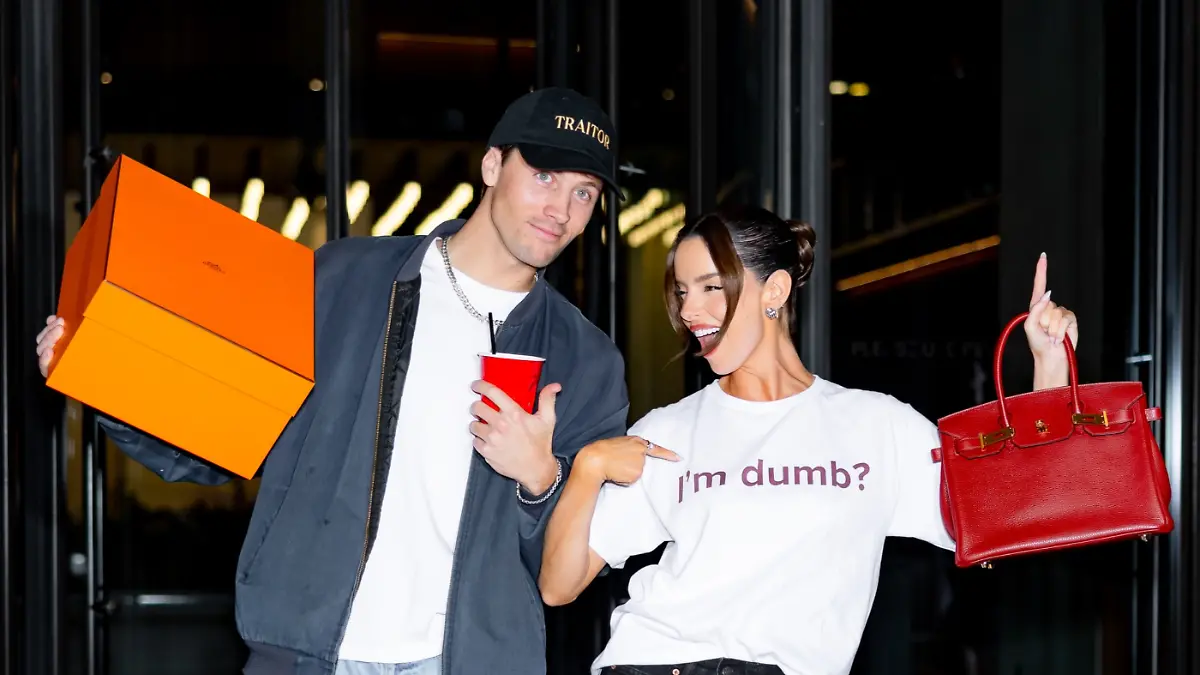 Maura Higgins zeigt ihre neue Birkin Tasche, die sie von Rob Rausch als Entschuldigung für die Niederlage gegen ihn bei „The Traitors” bekommen hat.