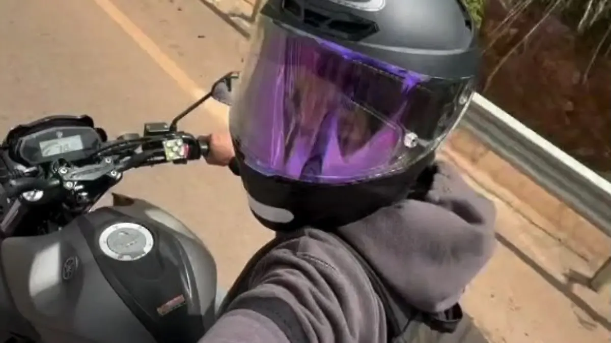 Karla Thaynnara auf ihrem Motorrad 