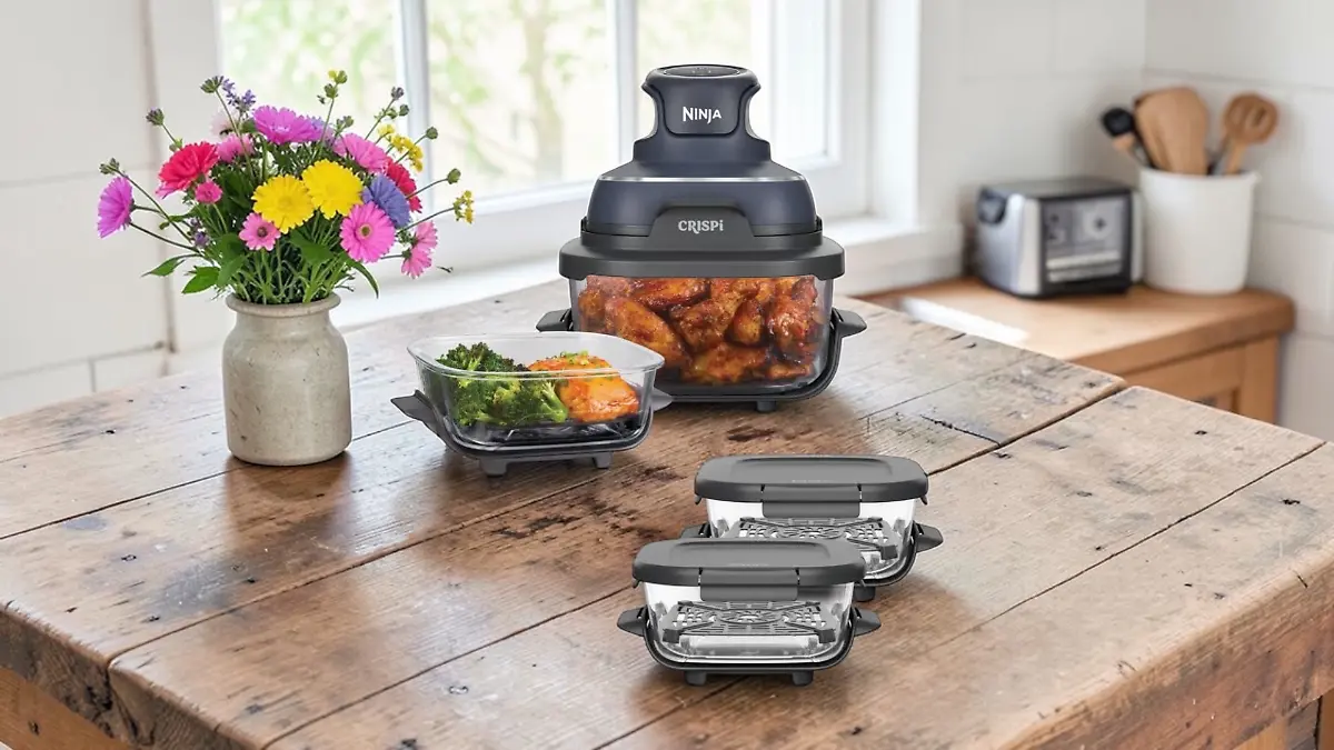 Ninja Crispi FN101EUGY auf Tisch in der Küche. 