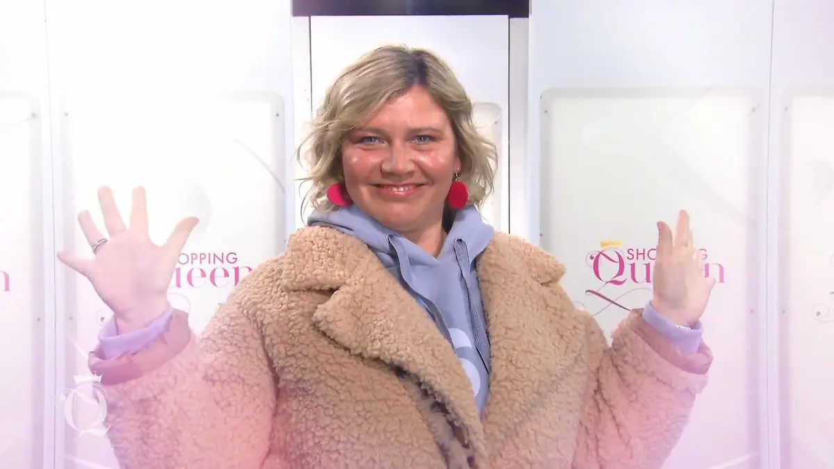 Sandra setzt auf hellblauen Hoodie Shopping Queen