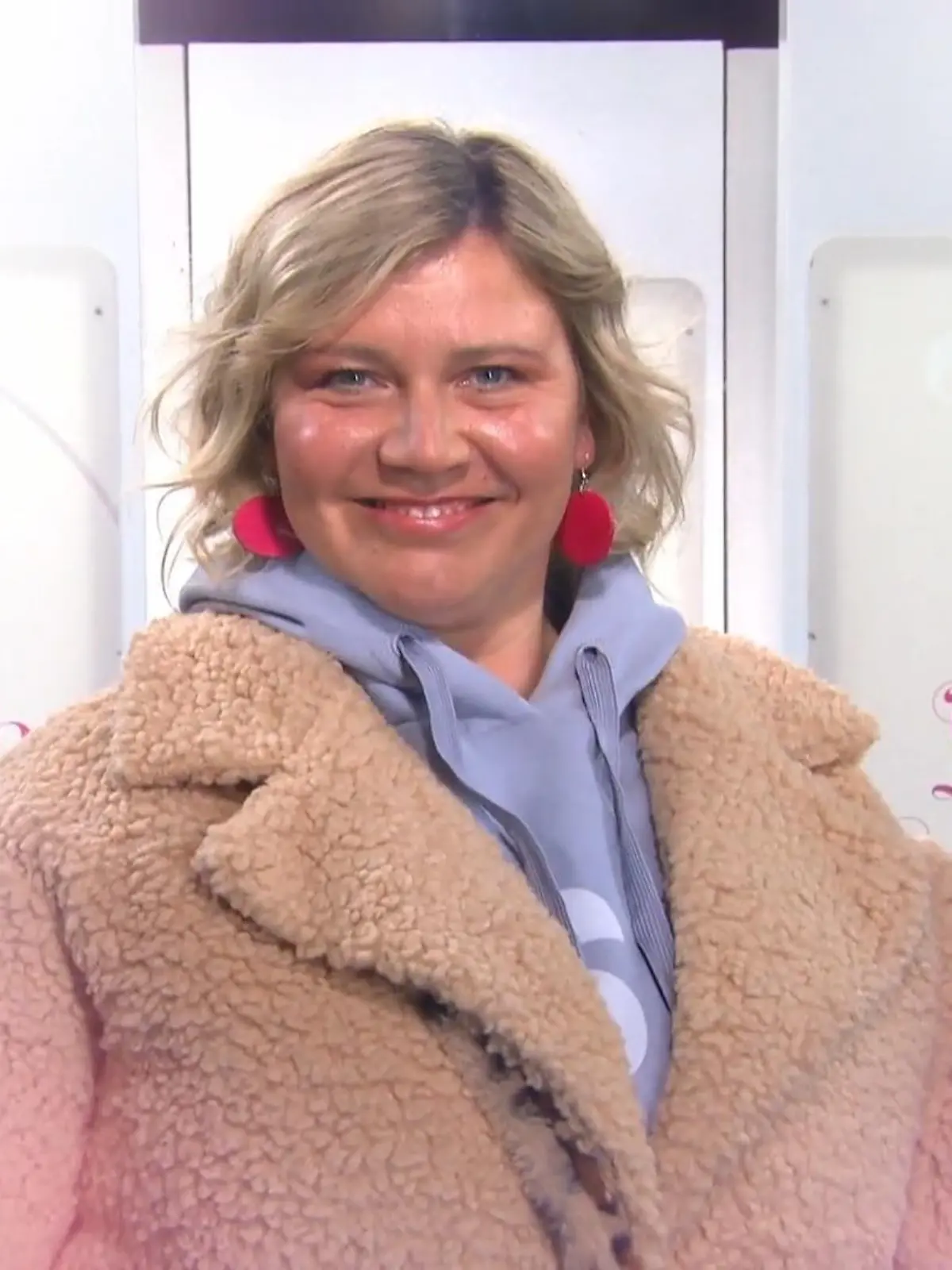 Bild zu: "Sandra setzt auf hellblauen Hoodie"