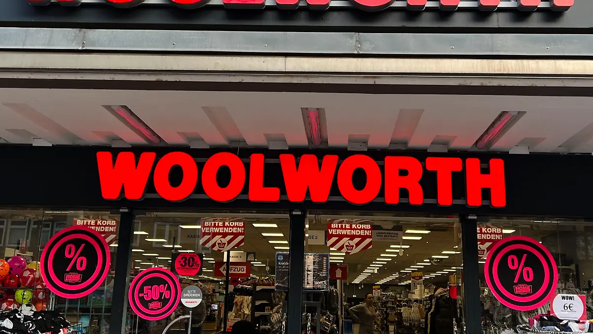 Eingangsbereich mit dem doppelten Woolworht-Schriftzug an der Hauswand einer Filiale in Hamburg im März 2025 - Woolworth Kaufhaus- und Supermarktkette F. W. Woolworth Company