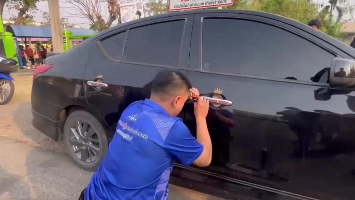 Kinder (4) schließen sich in Auto ein – Polizei ruft IHN zur Hilfe! Eltern machtlos