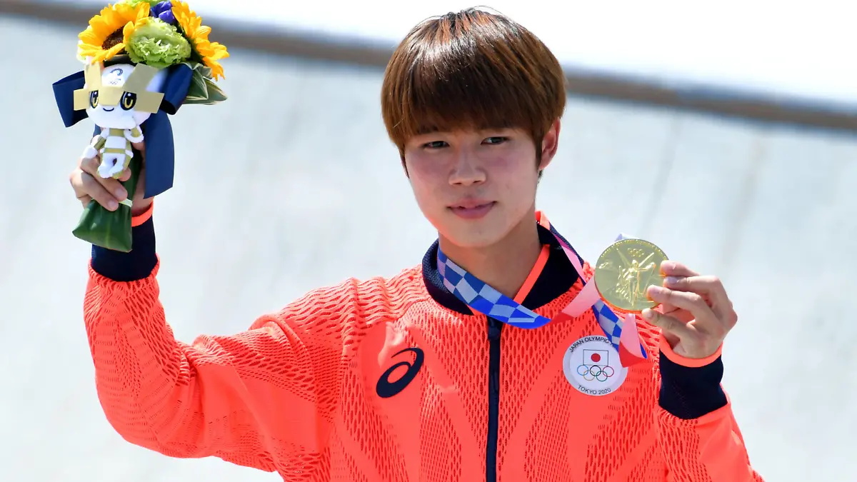 Gold medalist Japan s Yuto Horigome poses with his medal during the Tokyo 2020 Olympic Games, Olympische Spiele, Olympia, OS Skateboarding Men s Street Medal Ceremony at Ariake Sports Park in Tokyo, Japan, July 25, 2021. Noxthirdxpartyxsales PUBLICATIONxNOTxINxJPN 165394519