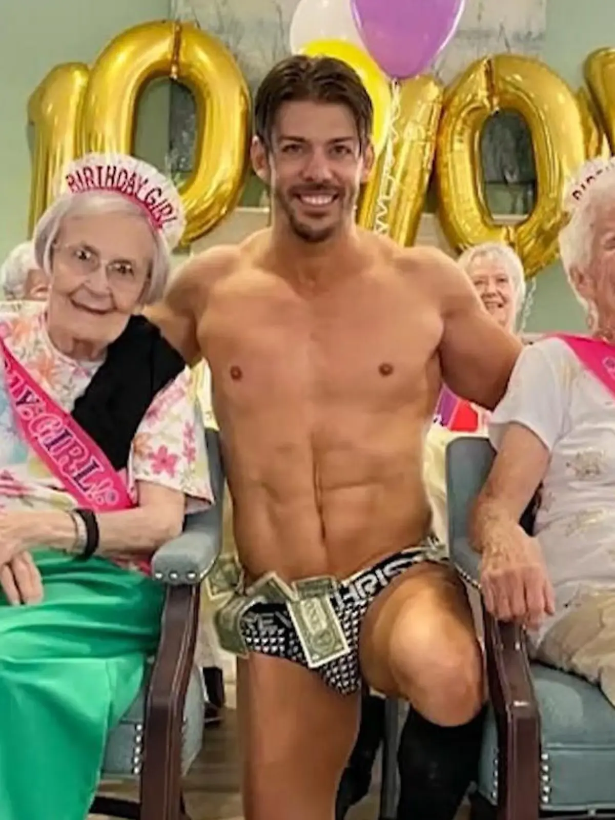 Bild zu: "Strip-Show im Altenheim! DIESER Feuerwehrmann macht Omis heiß"