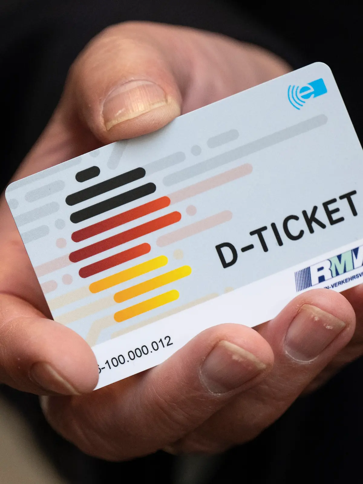 ARCHIV - 03.04.2023, Hessen, Frankfurt/Main: Ein «D-Ticket» im Chipkartenformat wird anlässlich des Verkaufsstarts des Deutschlandtickets im Frankfurter Hauptbahnhof auf einem Pressetermin gezeigt. (zu dpa: «Folge der Umweltprämie: Fast 750 Menschen geben ihr Auto ab») Foto: Boris Roessler/dpa +++ dpa-Bildfunk +++