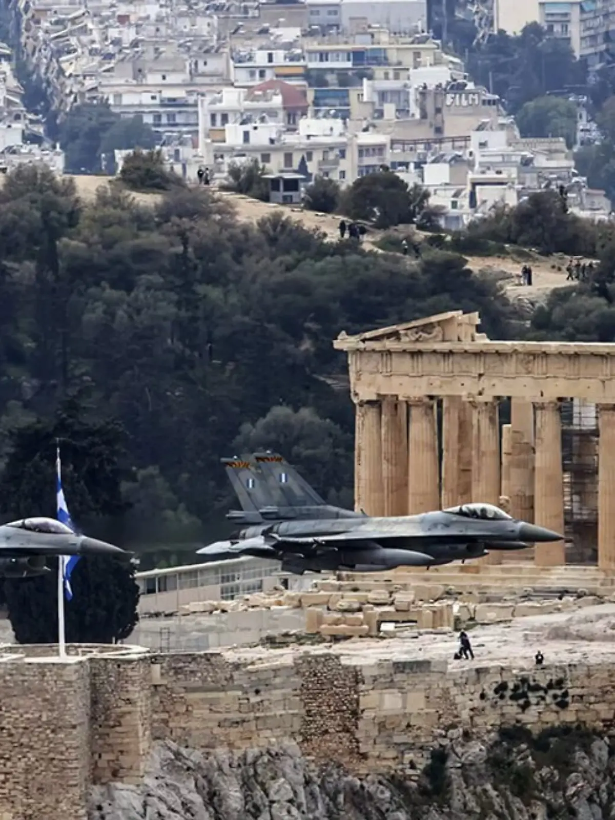 Kampfjets über der Akropolis in Athen 