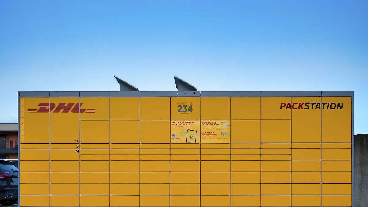 DHL Packstation, Logo, gelb, mit Solarzellen, Sonnenkollektoren zur Energieversorgung per Sonnenenergie, Himmel, blau, Stuttgart, Baden-Württemberg, Deutschland