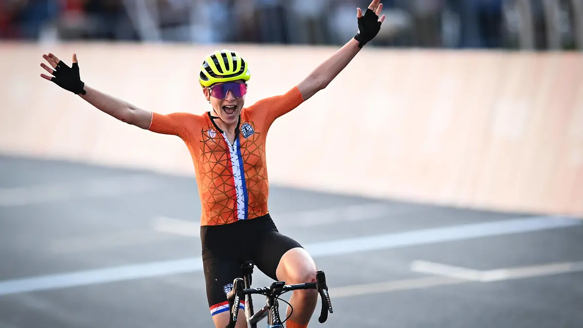  Dutch Annemiek van Vleuten celebrates as she crosses the finish line of the women s cycling road race, on the third day of the Tokyo 2020 Olympic Games, Olympische Spiele, Olympia, OS with finish at the Fuji Speedway, in Gotenba, Tokyo, Japan on Sunday 25 July 2021. The postponed 2020 Summer Olympics are taking place from 23 July to 8 August 2021. JASPERxJACOBS PUBLICATIONxINxGERxSUIxAUTxONLY x3045434x