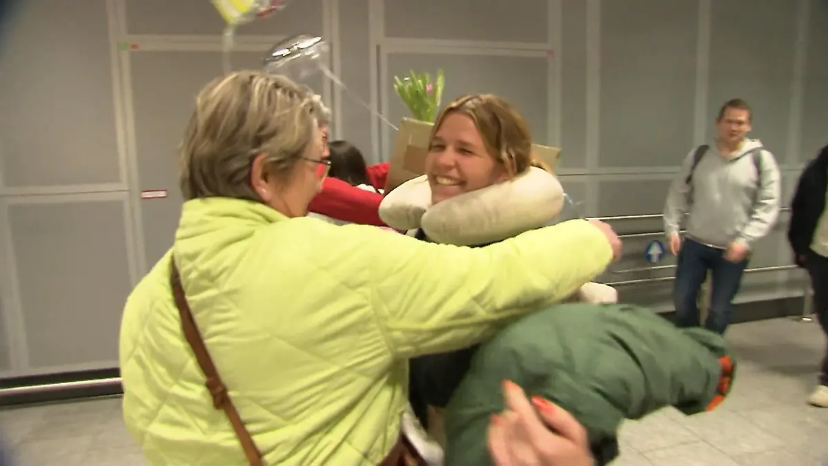 Freundinnen fahren durch die Wüste um nach Hause zu kommen Rückreise auf eigene Faust