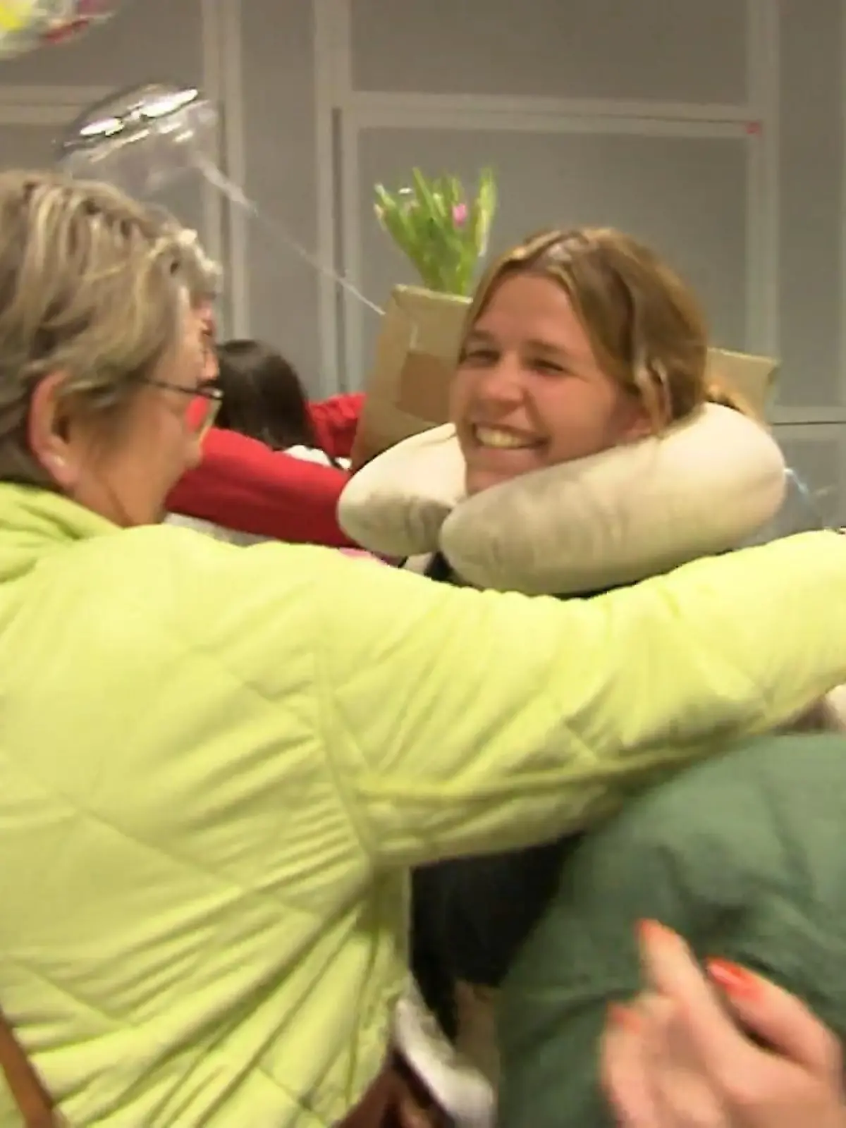 Bild zu: "Freundinnen fahren durch die Wüste um nach Hause zu kommen"