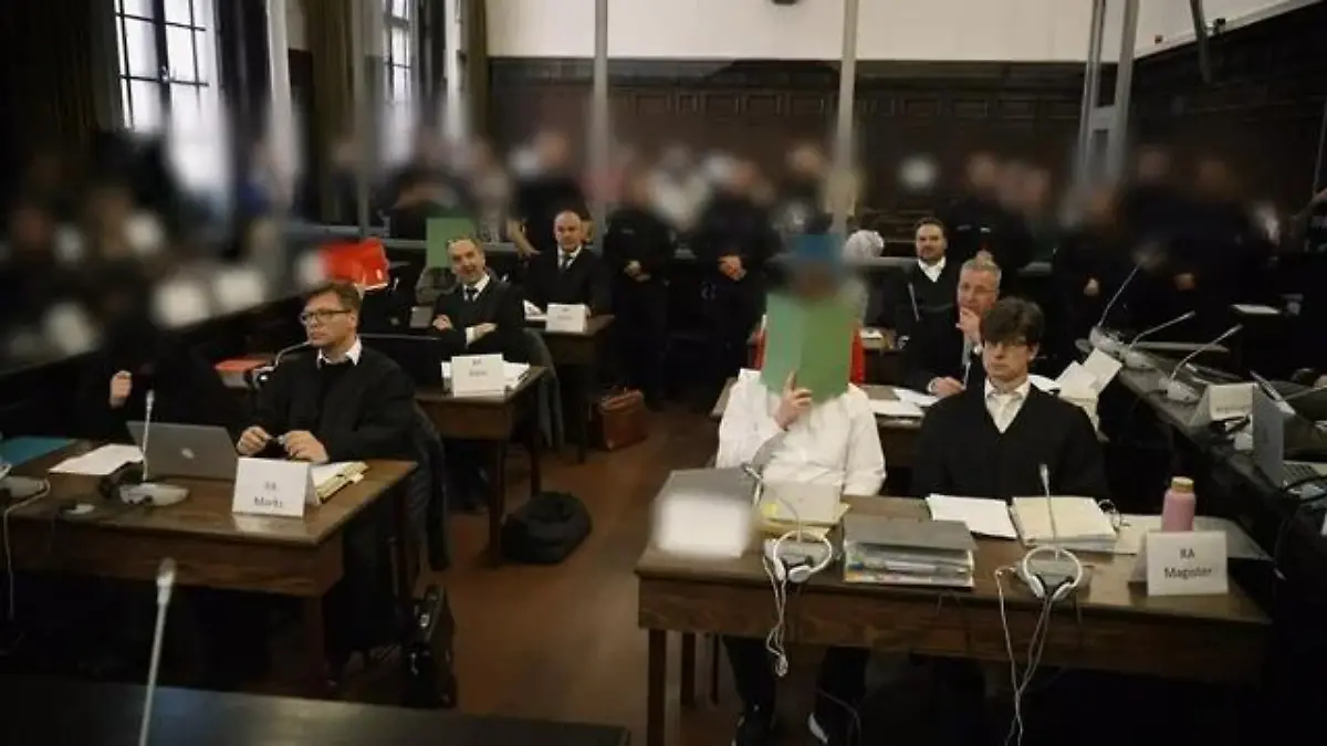 nach Doku zu braunen Kinderzimmer stehen angeklagte Jugendliche vor Gericht Prozess Nazi Jugend begonnen