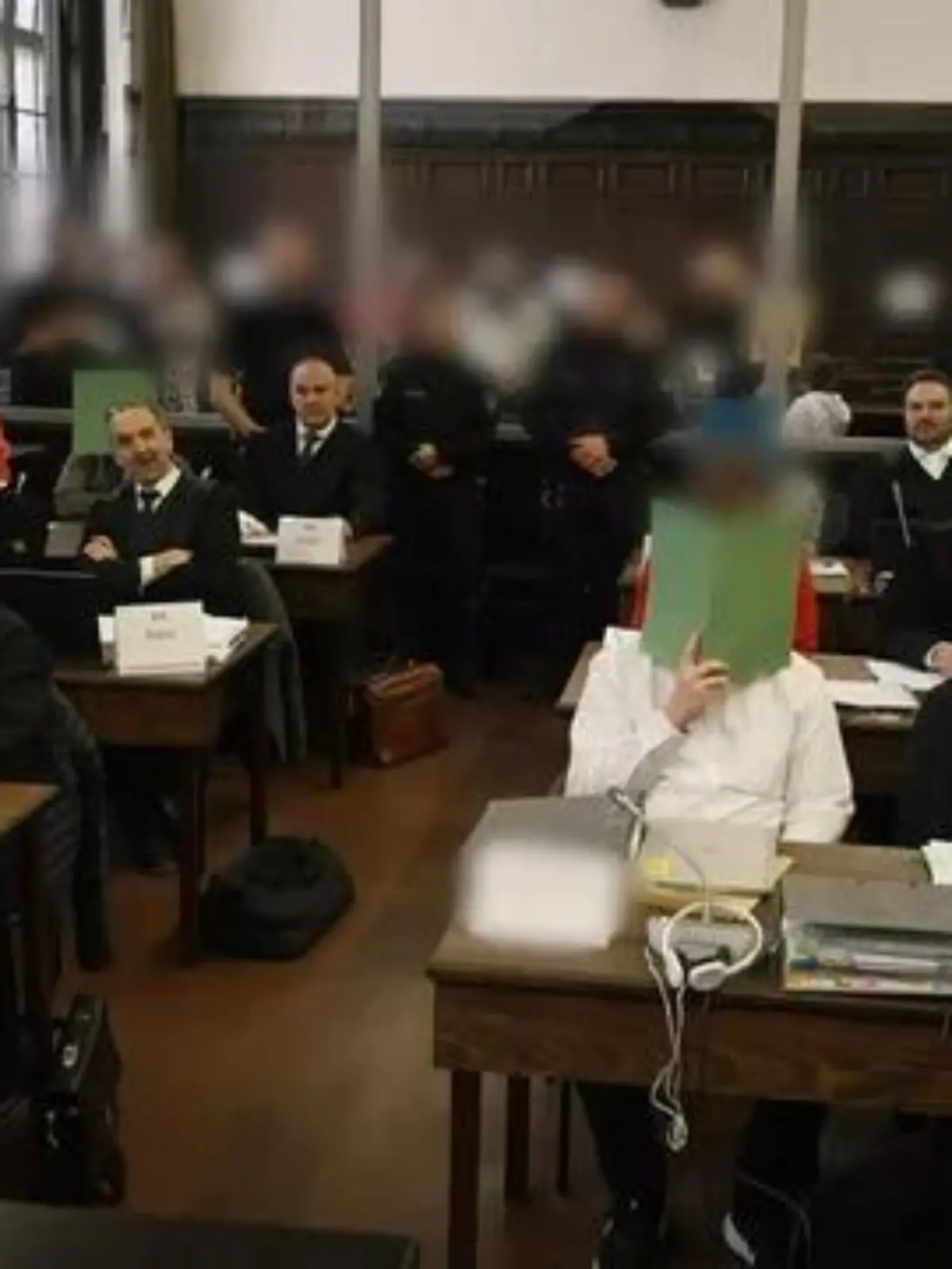 Bild zu: "nach Doku zu braunen Kinderzimmer stehen angeklagte Jugendliche vor Gericht"