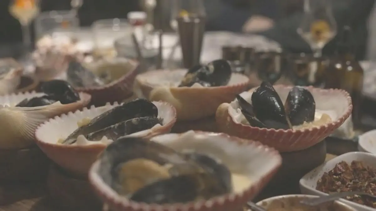 Koch verarbeitet außergewöhnliche Materialien zu individuellen Gerichten frisches Meerwasser als Zutat