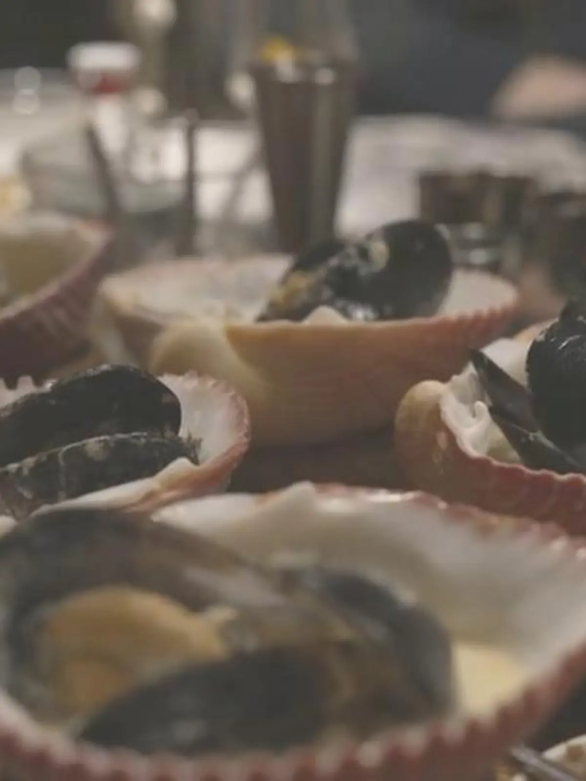 Bild zu: "Koch verarbeitet außergewöhnliche Materialien zu individuellen Gerichten"