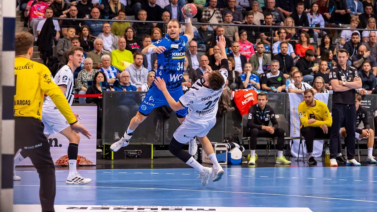 Stuttgart, GERMANY - 05. März 2026: Kai Häfner (TVB Stuttgart, 34) beim Zweikampf gegen Rasmus Ankermann (THW Kiel, 22) während dem Match zwischen dem TVB Stuttgart und dem THW Kiel am 24. Spieltag der Daikin Handball Bundesliga [Bundesliga] in der Porsche-Arena.