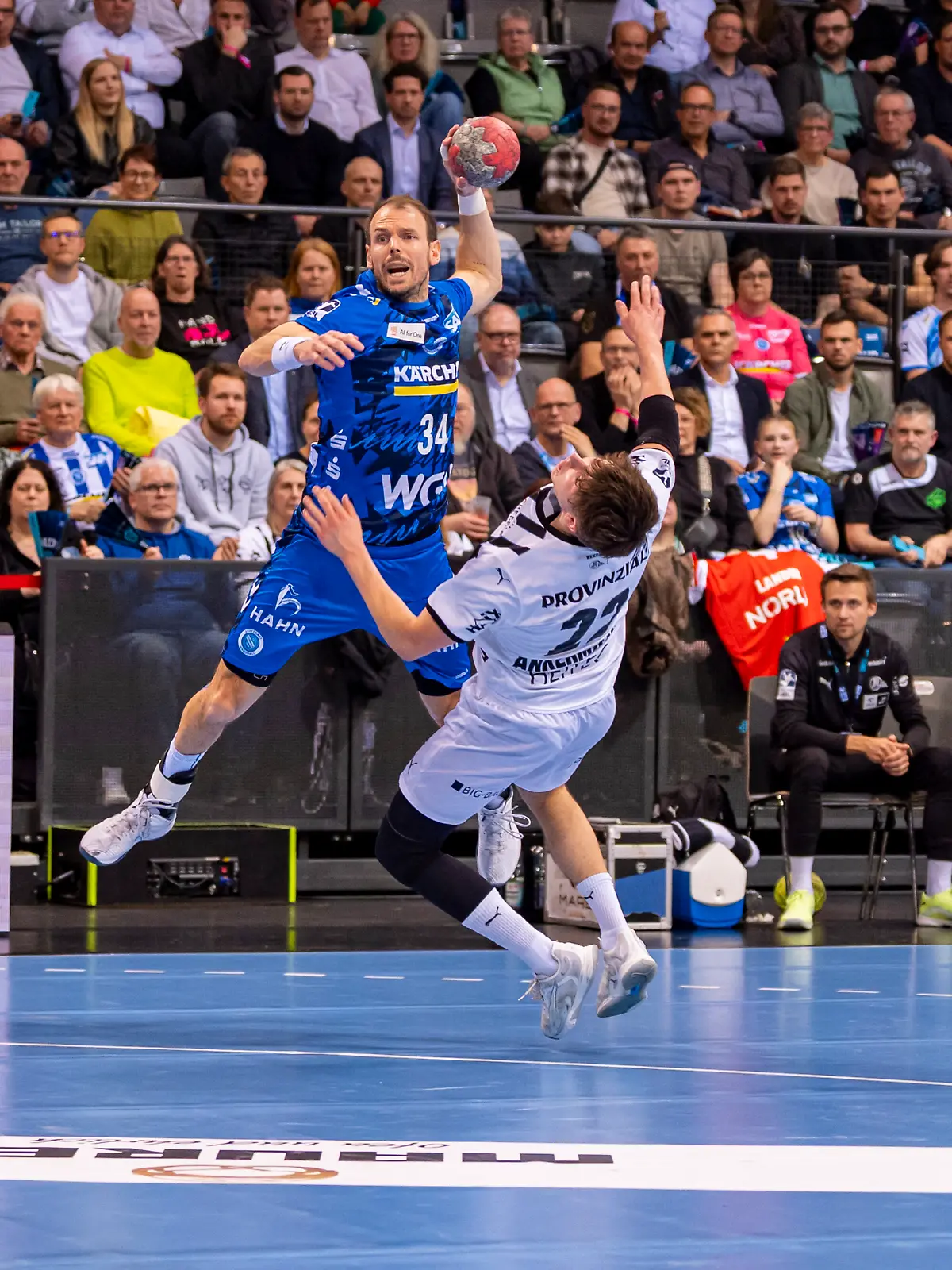 Stuttgart, GERMANY - 05. März 2026: Kai Häfner (TVB Stuttgart, 34) beim Zweikampf gegen Rasmus Ankermann (THW Kiel, 22) während dem Match zwischen dem TVB Stuttgart und dem THW Kiel am 24. Spieltag der Daikin Handball Bundesliga [Bundesliga] in der Porsche-Arena.