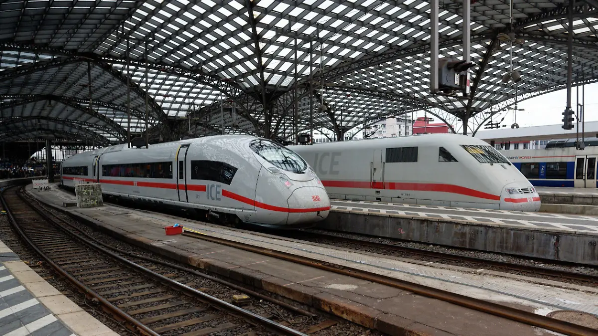 11.05.2023, Nordrhein-Westfalen, Köln: Zwei ICE der Deutschen Bahn stehen im Hauptbahnhof in Köln. Die Deutsche Bahn rechnet angesichts des angekündigten 50-stündigen Warnstreiks der Gewerkschaft EVG ab Sonntagabend mit «massiven Auswirkungen» auf den gesamten deutschen Bahnbetrieb. Foto: Henning Kaiser/dpa +++ dpa-Bildfunk +++
