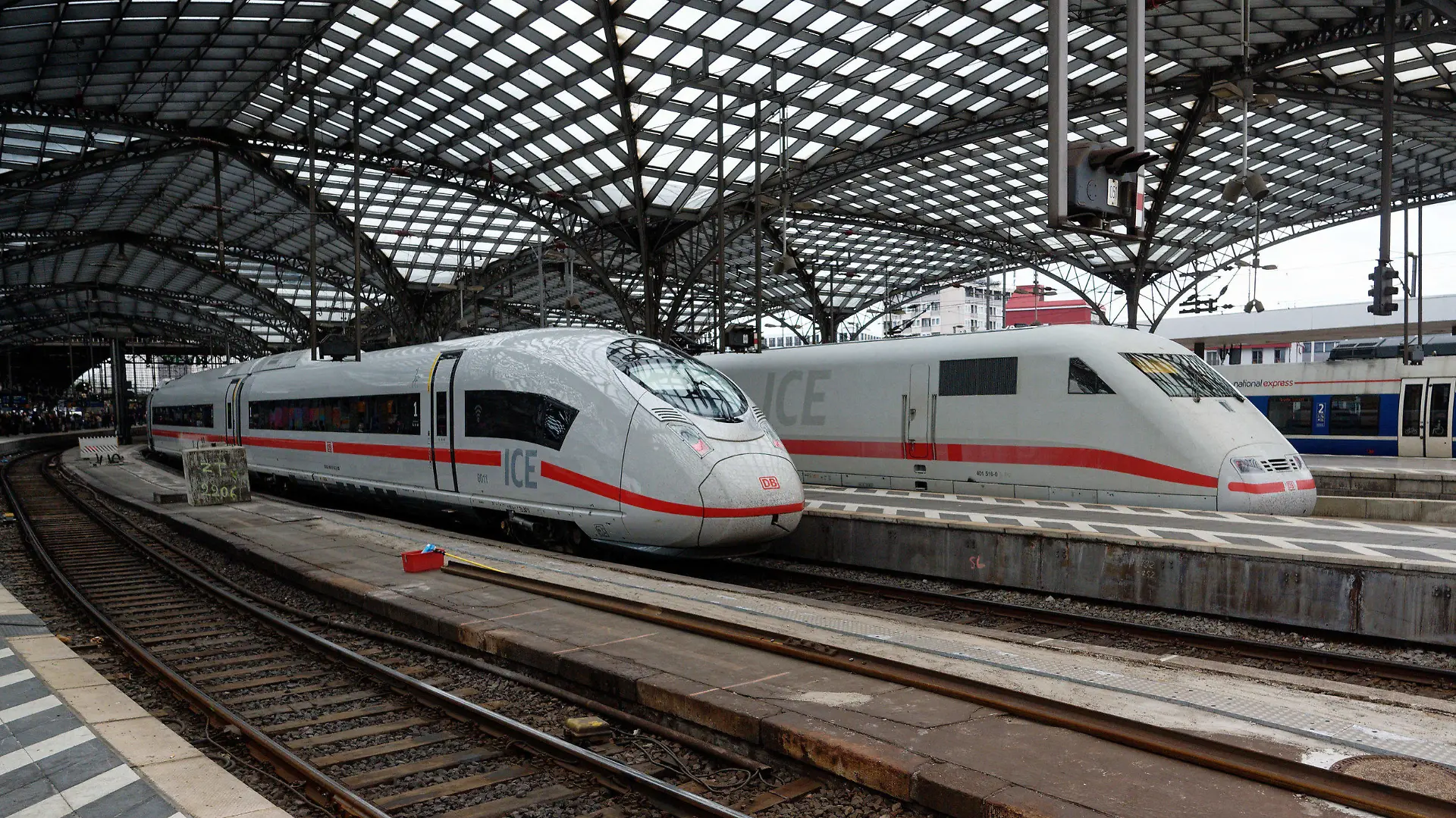 11.05.2023, Nordrhein-Westfalen, Köln: Zwei ICE der Deutschen Bahn stehen im Hauptbahnhof in Köln. Die Deutsche Bahn rechnet angesichts des angekündigten 50-stündigen Warnstreiks der Gewerkschaft EVG ab Sonntagabend mit «massiven Auswirkungen» auf den gesamten deutschen Bahnbetrieb. Foto: Henning Kaiser/dpa +++ dpa-Bildfunk +++