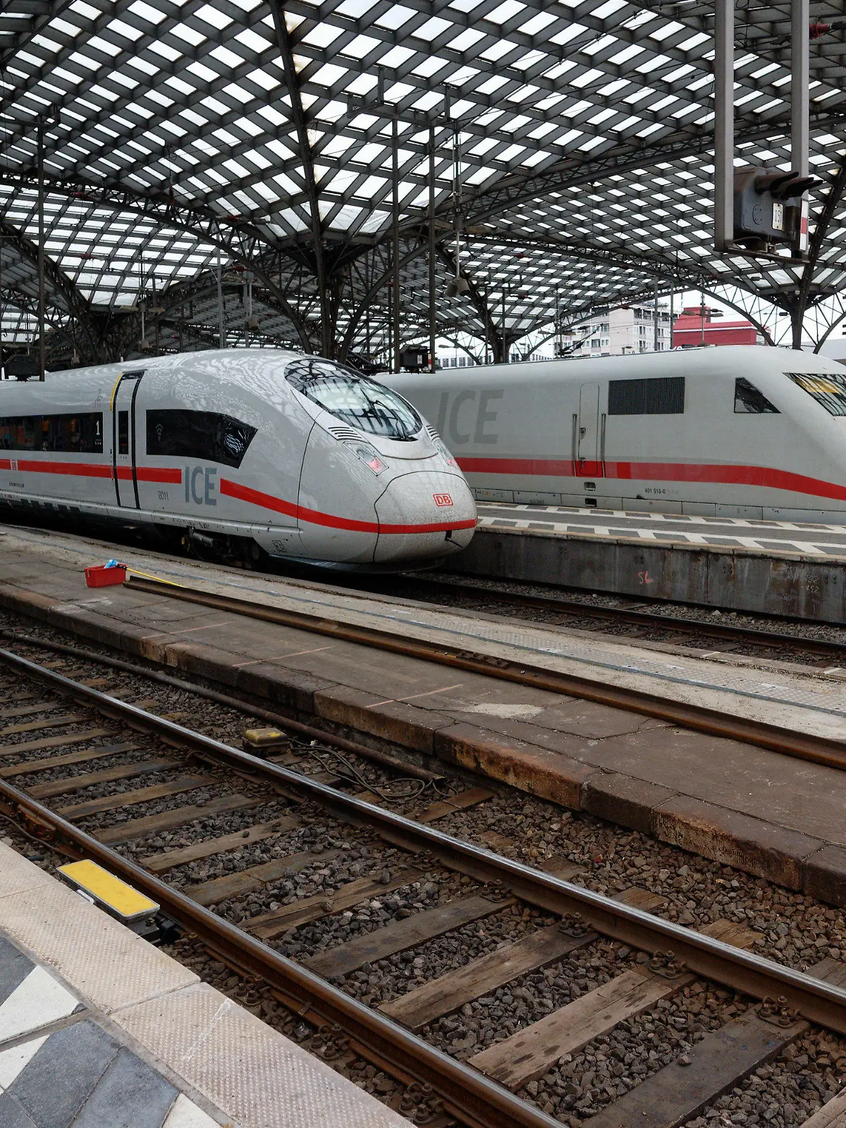 11.05.2023, Nordrhein-Westfalen, Köln: Zwei ICE der Deutschen Bahn stehen im Hauptbahnhof in Köln. Die Deutsche Bahn rechnet angesichts des angekündigten 50-stündigen Warnstreiks der Gewerkschaft EVG ab Sonntagabend mit «massiven Auswirkungen» auf den gesamten deutschen Bahnbetrieb. Foto: Henning Kaiser/dpa +++ dpa-Bildfunk +++