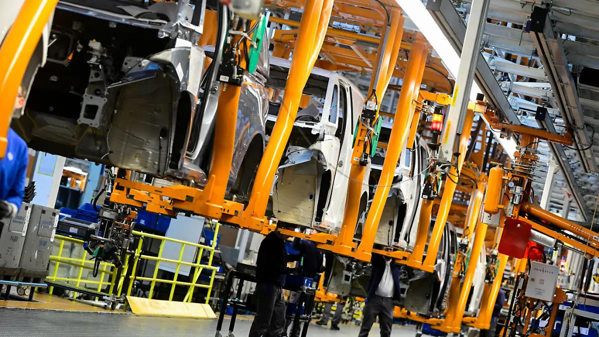 Staff works on Id. Buzz production line during a media tour at Volkswagen Commercial Vehicles (Volkswagen Nutzfahrzeuge) in Hanover, Germany, March 4, 2026. REUTERS/Fabian Bimmer