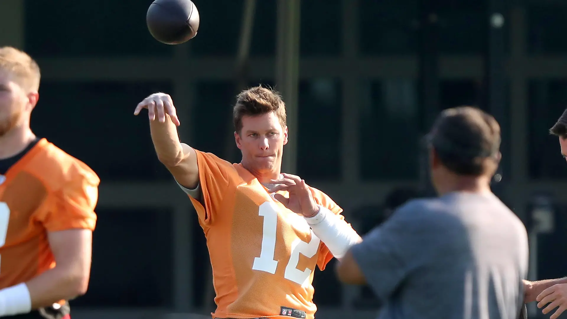 TAMPA, FL - JUL 25: Tom Brady 12 throws a pass during the Tampa Bay Buccaneers Training Camp on July 25, 2021 at the AdventHealth Training Center at One Buccaneer Place in Tampa, Florida. Photo by Cliff Welch/Icon Sportswire NFL, American Football Herren, USA JUL 25 Buccaneers Training Camp Icon357210725036